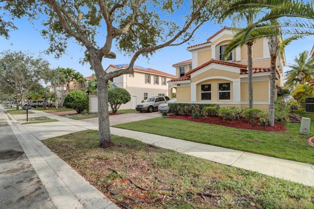 Recently Sold: $650,000 (4 beds, 3 baths, 2688 Square Feet)