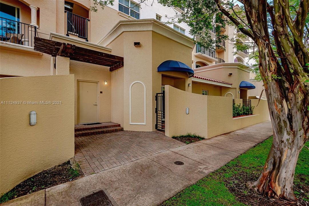 Recently Sold: $549,000 (2 beds, 2 baths, 1378 Square Feet)