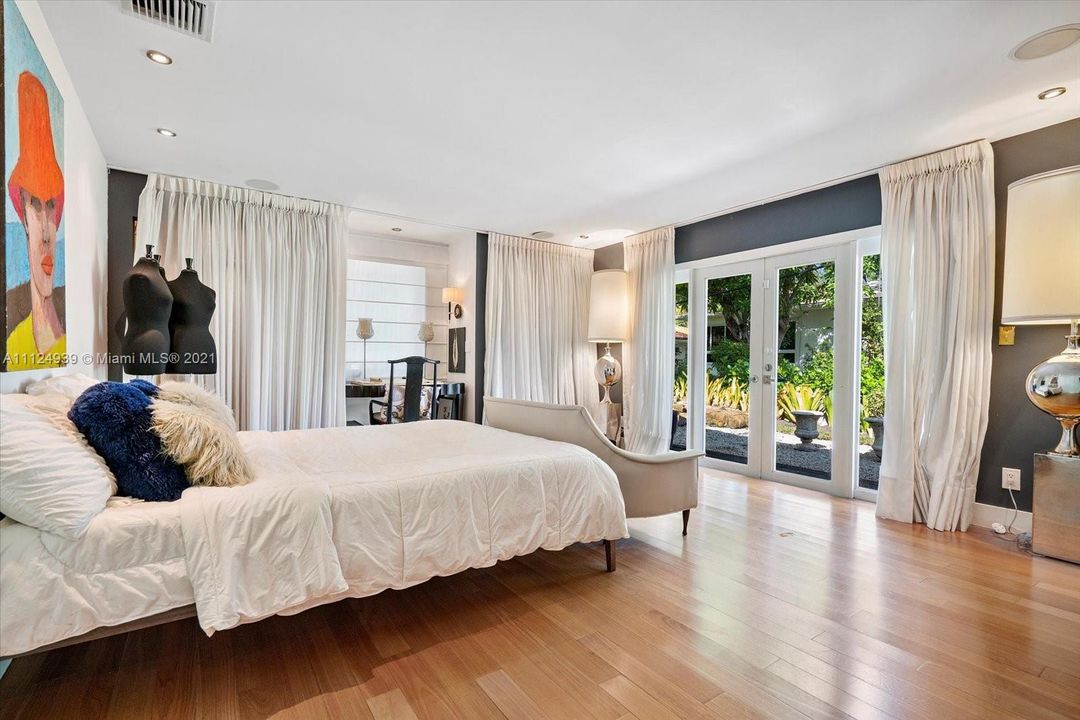Recently Sold: $1,799,000 (3 beds, 3 baths, 2582 Square Feet)