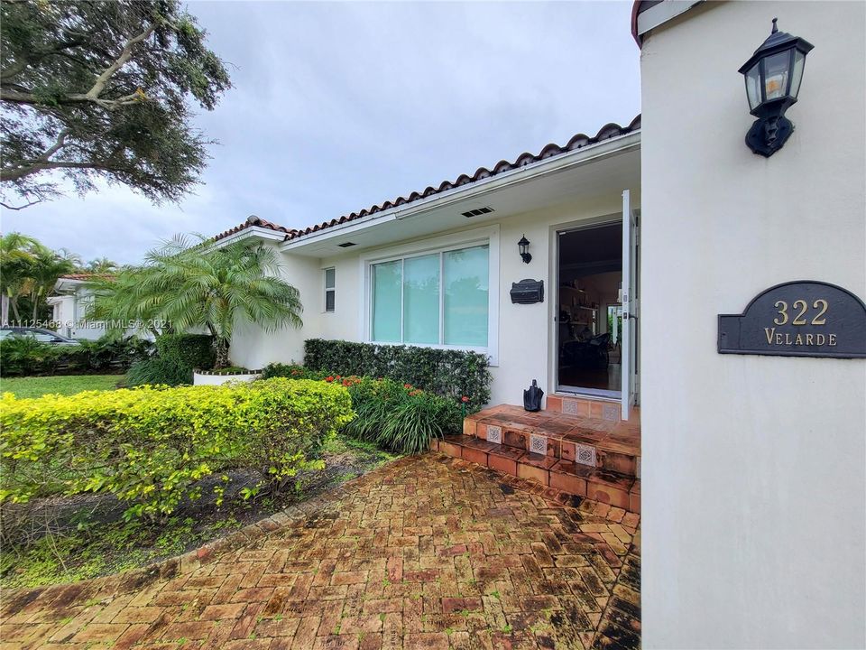 Recently Sold: $1,040,000 (3 beds, 2 baths, 1426 Square Feet)