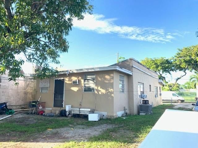 Recently Sold: $900,000 (4 beds, 2 baths, 1252 Square Feet)