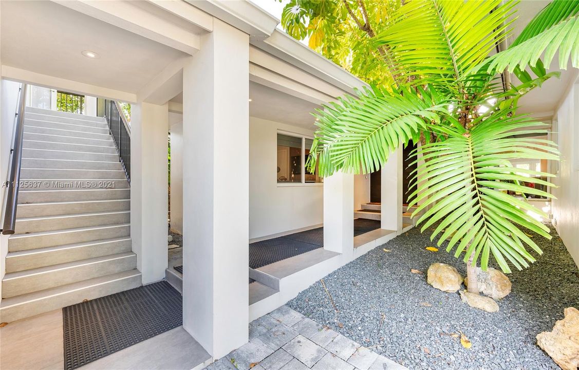 Recently Sold: $3,300,000 (3 beds, 2 baths, 3850 Square Feet)