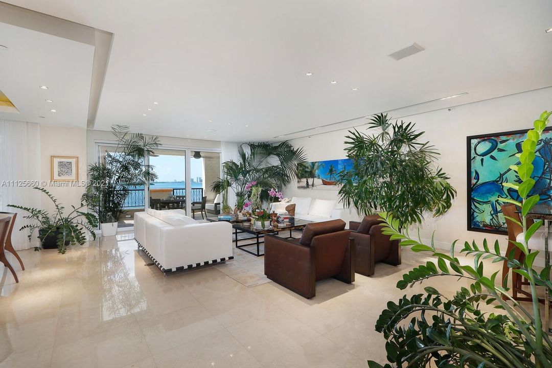 Recently Sold: $7,050,000 (3 beds, 4 baths, 3580 Square Feet)