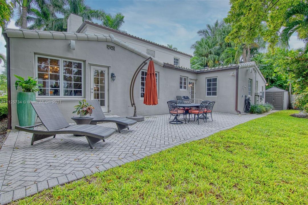 Recently Sold: $1,077,000 (4 beds, 3 baths, 2139 Square Feet)