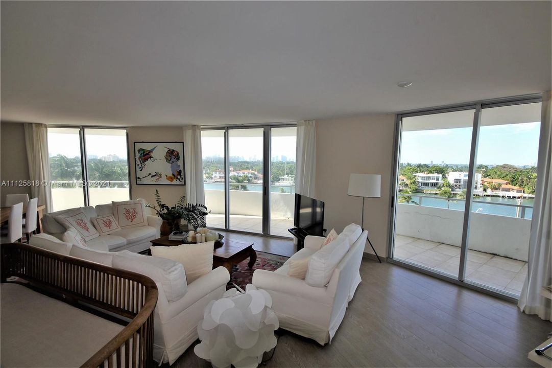 Recently Sold: $950,000 (2 beds, 2 baths, 1360 Square Feet)