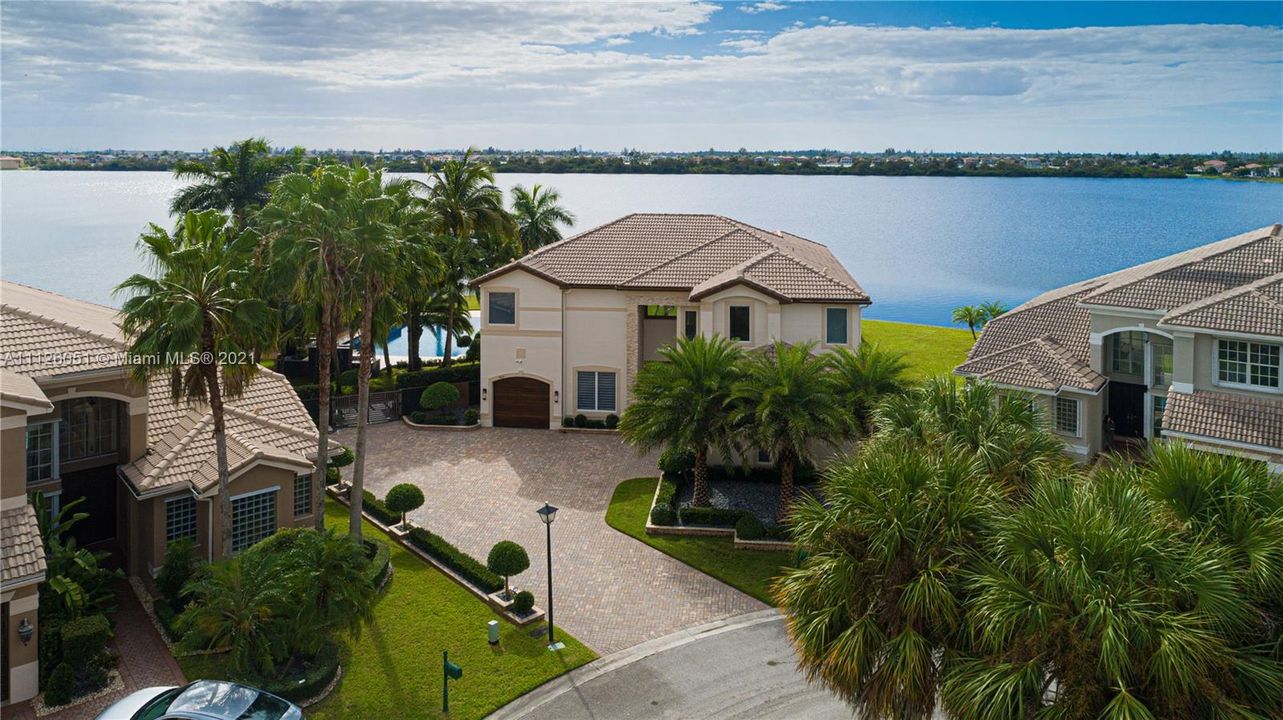 Recently Sold: $1,599,990 (5 beds, 3 baths, 3488 Square Feet)