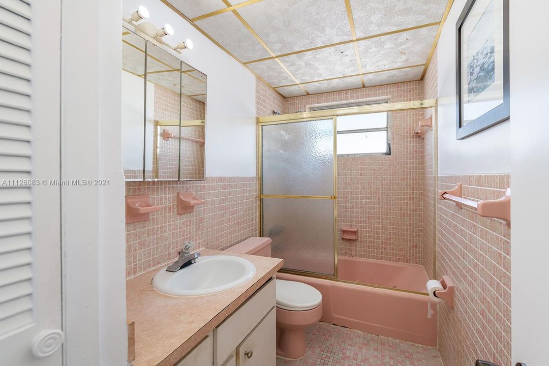 最近售出: $245,000 (1 贝兹, 1 浴室, 490 平方英尺)