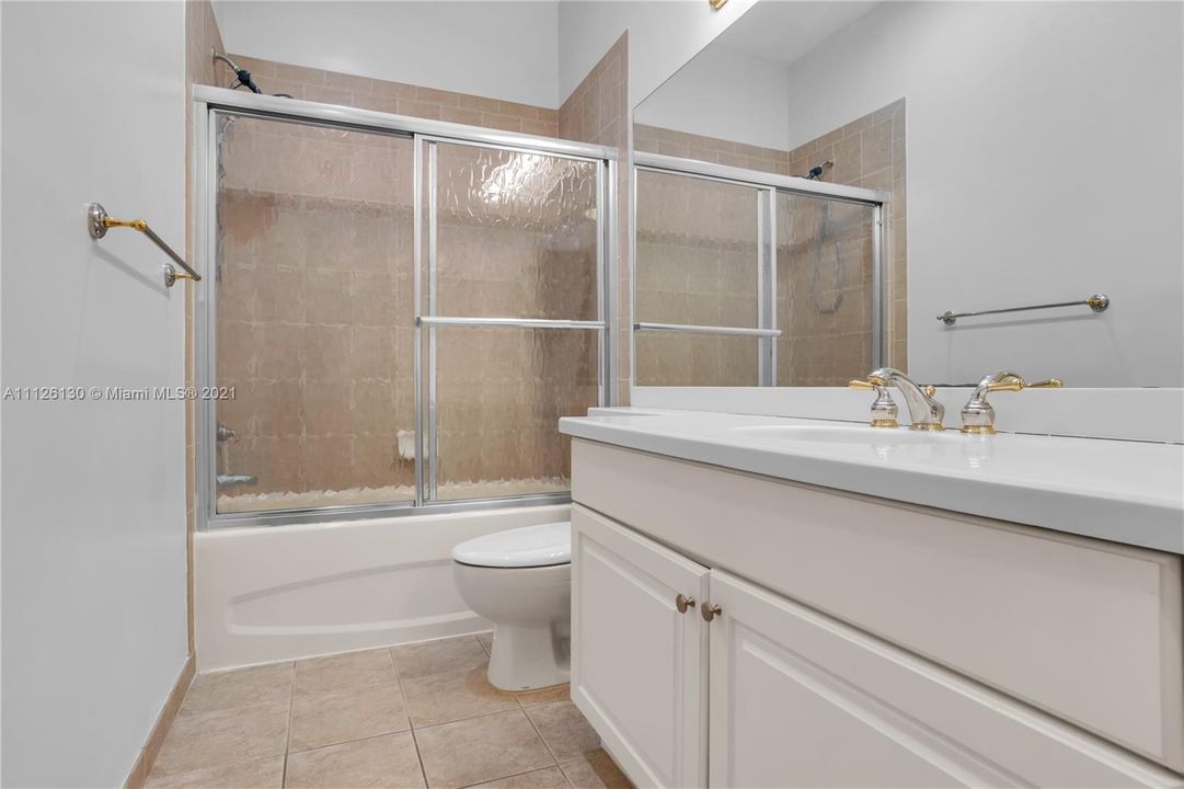 最近售出: $399,000 (3 贝兹, 2 浴室, 2209 平方英尺)