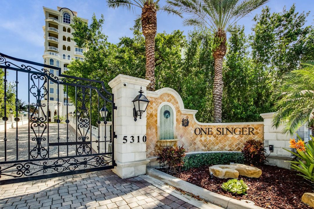 Recently Sold: $3,999,000 (3 beds, 4 baths, 5110 Square Feet)