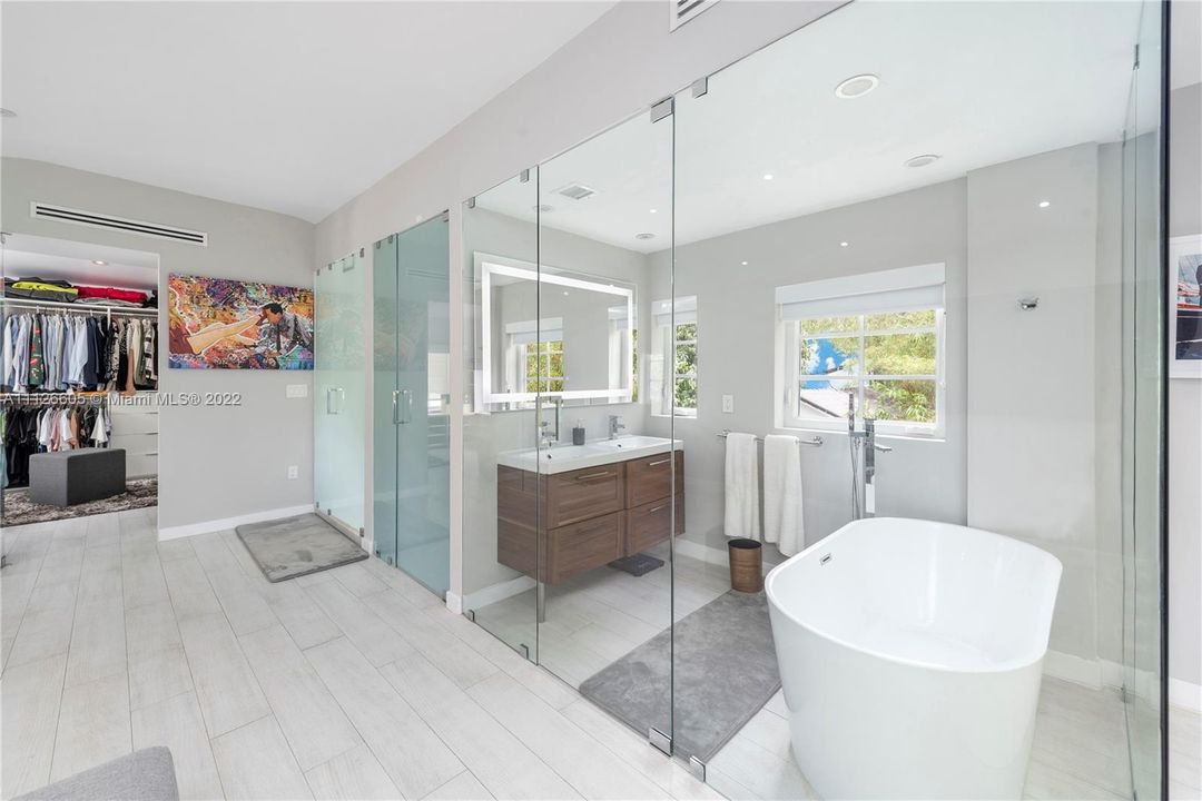 Recently Sold: $1,995,000 (3 beds, 3 baths, 2366 Square Feet)