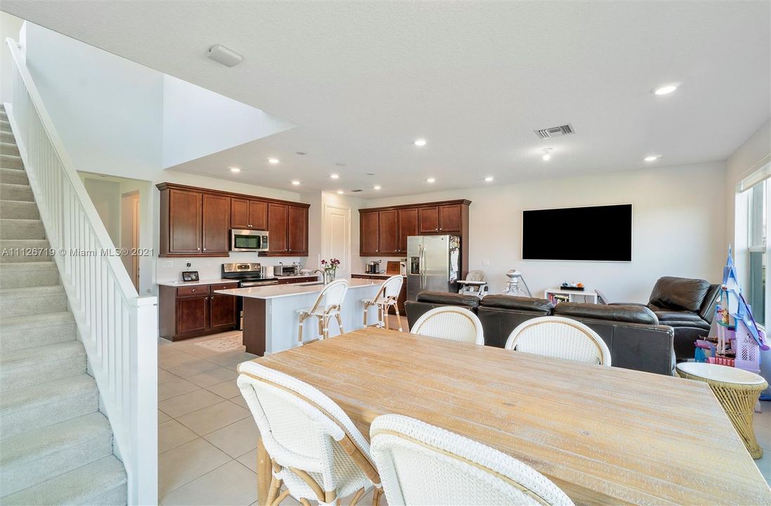 Recently Rented: $3,500 (3 beds, 2 baths, 1830 Square Feet)