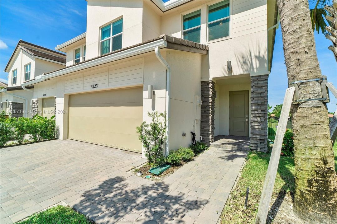 Recently Rented: $3,500 (3 beds, 2 baths, 1830 Square Feet)