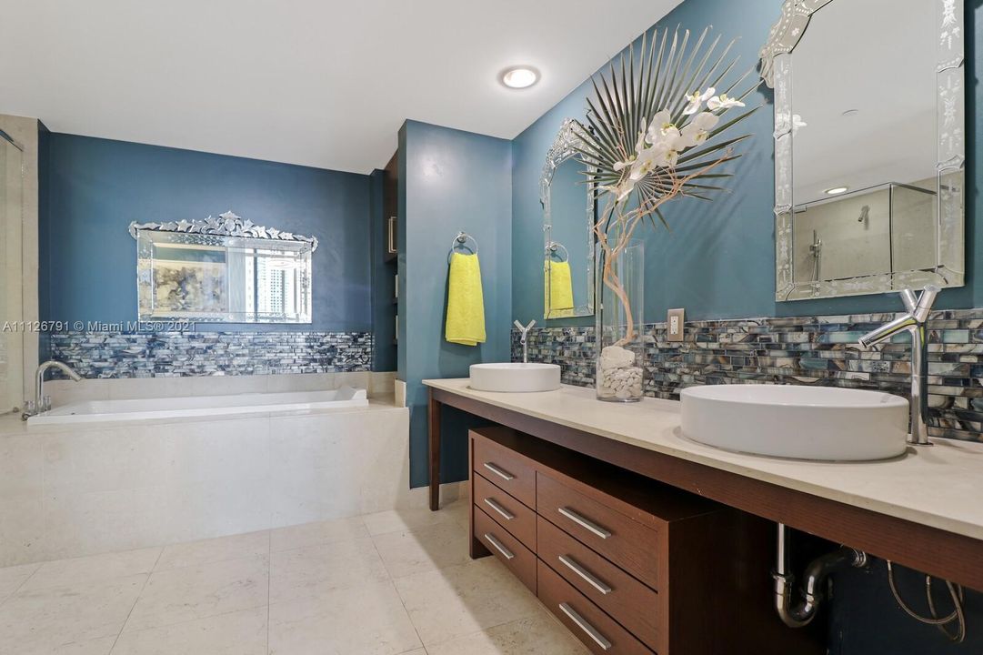 最近售出: $869,000 (2 贝兹, 2 浴室, 1325 平方英尺)