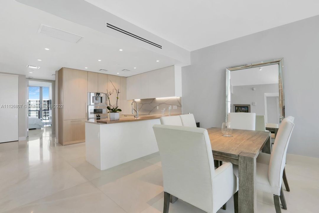 Recently Sold: $2,880,000 (2 beds, 2 baths, 1447 Square Feet)