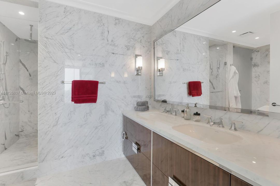 Recently Sold: $2,880,000 (2 beds, 2 baths, 1447 Square Feet)