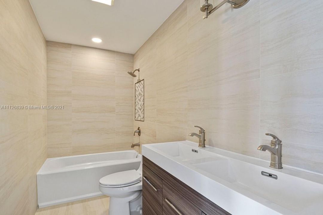 最近售出: $779,900 (3 贝兹, 2 浴室, 2640 平方英尺)