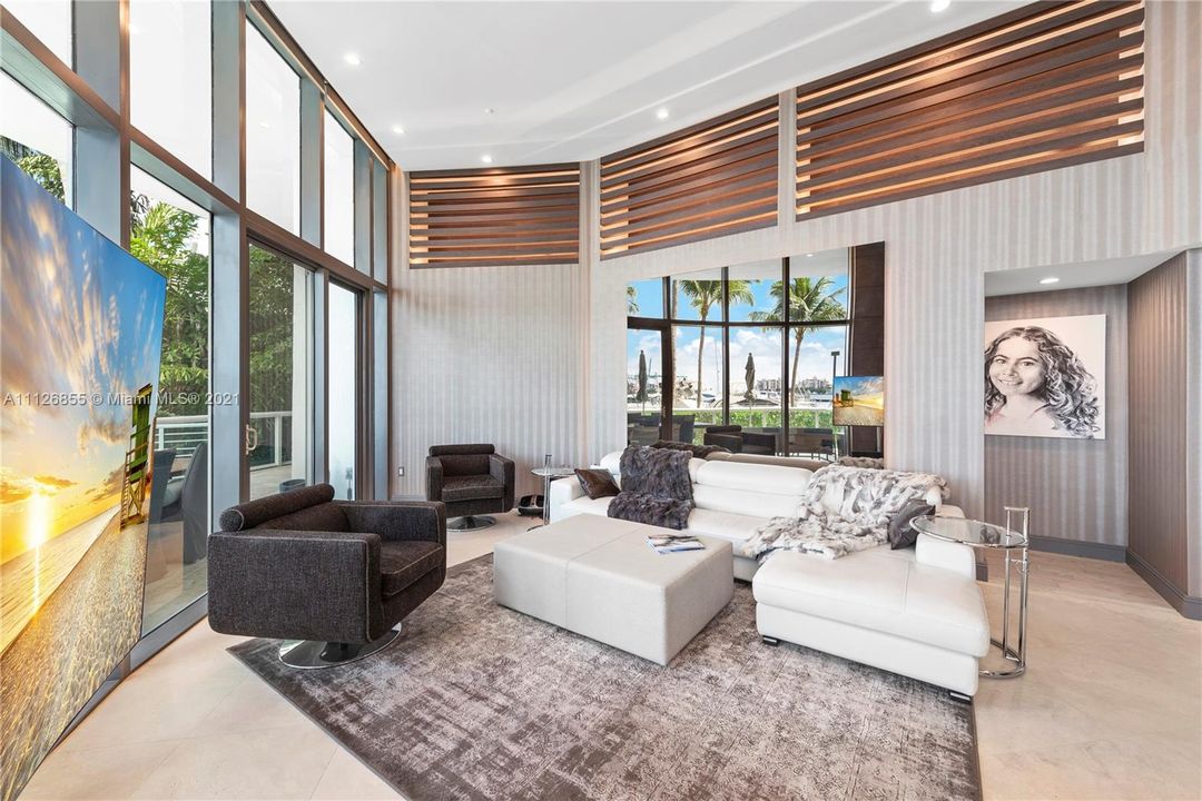 Recently Sold: $3,250,000 (2 beds, 2 baths, 1445 Square Feet)