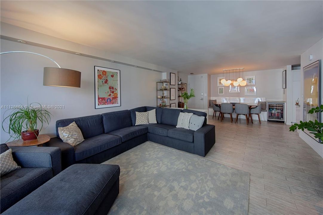 Recently Sold: $795,000 (2 beds, 2 baths, 1324 Square Feet)