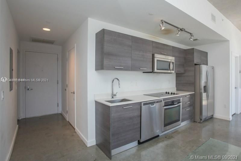 Recently Sold: $459,000 (2 beds, 2 baths, 977 Square Feet)