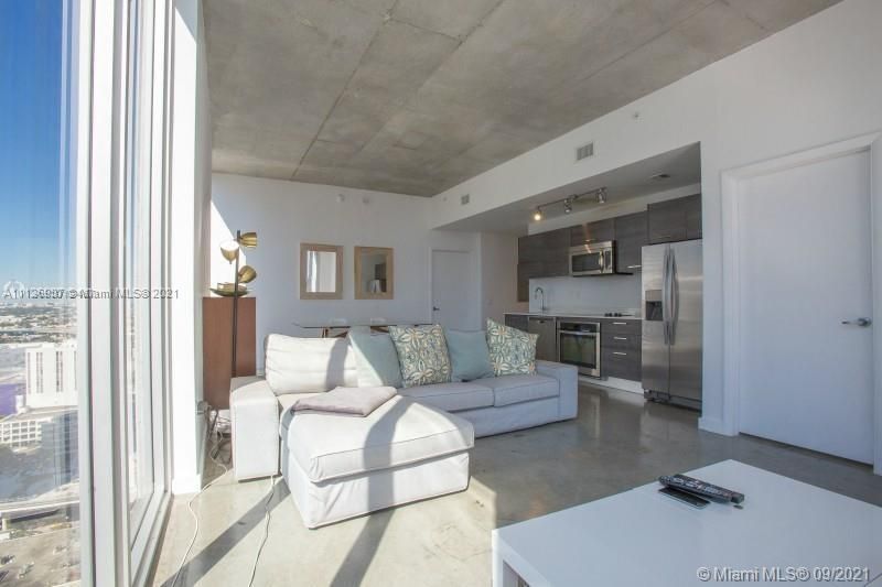 Recently Sold: $459,000 (2 beds, 2 baths, 977 Square Feet)