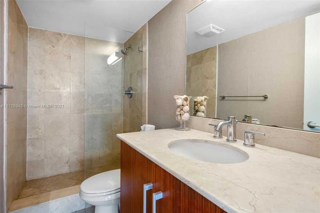 最近售出: $915,000 (2 贝兹, 2 浴室, 1056 平方英尺)