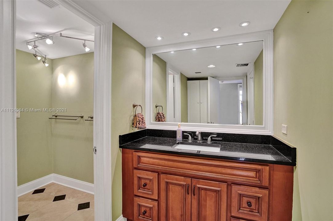 最近售出: $309,000 (2 贝兹, 2 浴室, 1250 平方英尺)