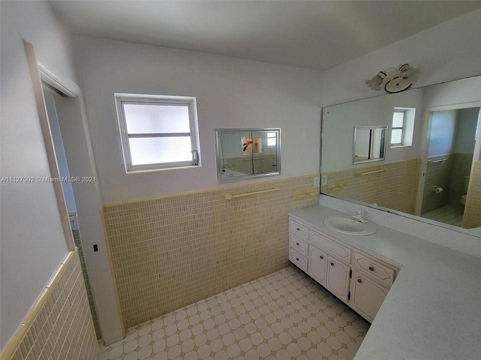 最近售出: $899,000 (3 贝兹, 2 浴室, 1761 平方英尺)