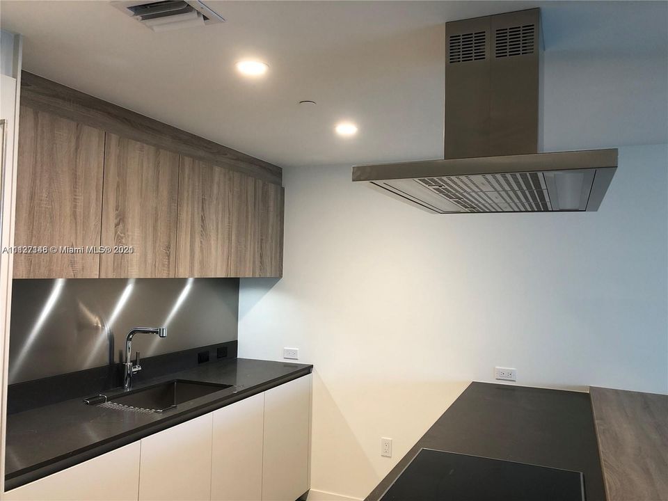 Recently Sold: $675,000 (1 beds, 1 baths, 839 Square Feet)