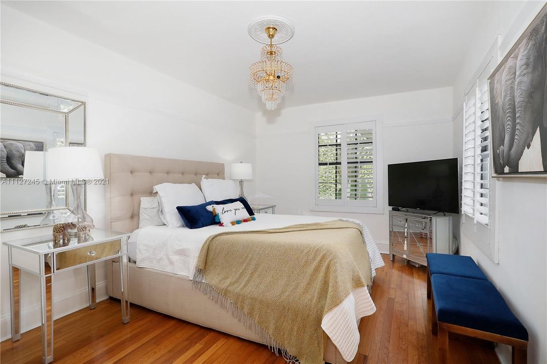 Recently Sold: $1,095,000 (3 beds, 2 baths, 1556 Square Feet)
