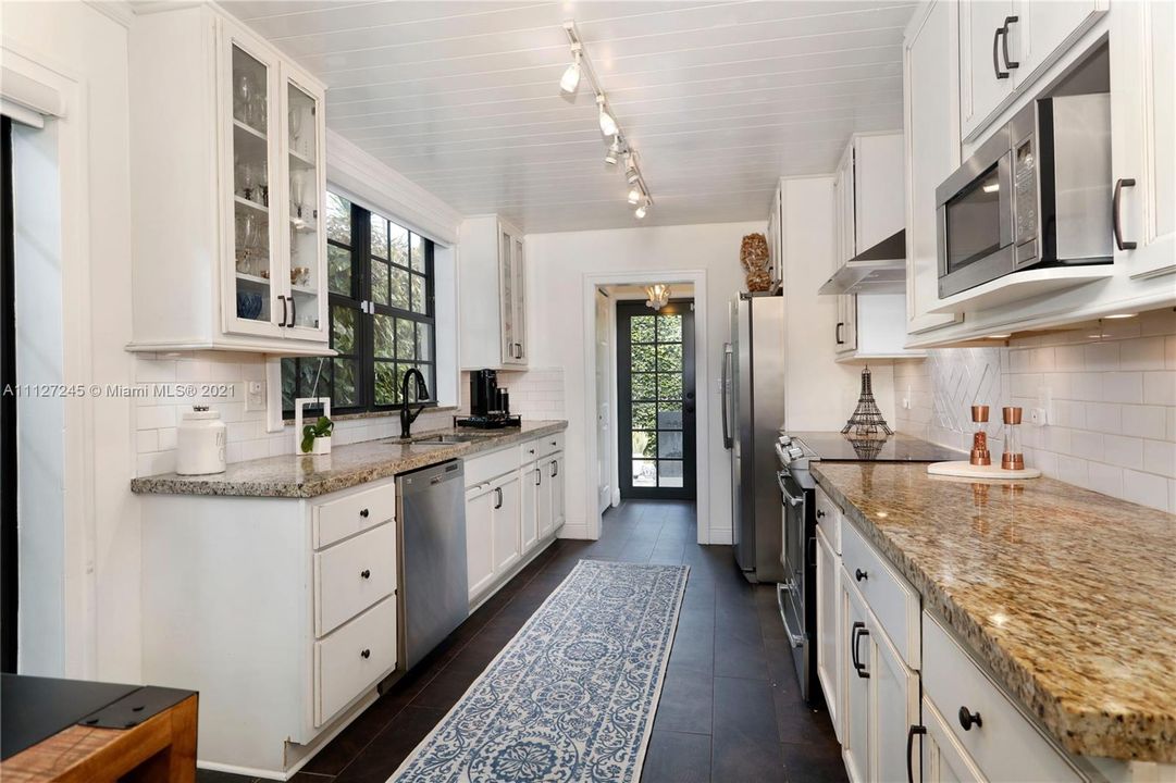 Recently Sold: $1,095,000 (3 beds, 2 baths, 1556 Square Feet)