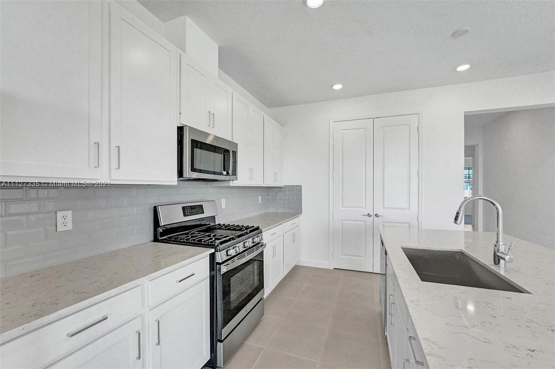 Recently Sold: $500,000 (3 beds, 2 baths, 1611 Square Feet)