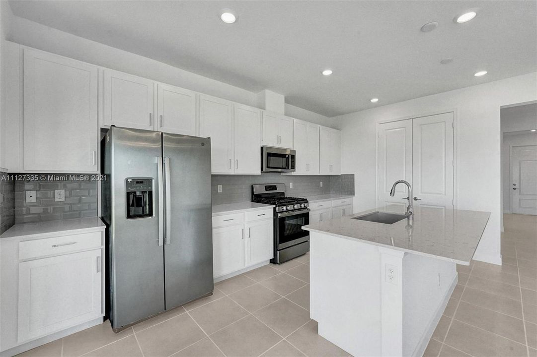 Recently Sold: $500,000 (3 beds, 2 baths, 1611 Square Feet)