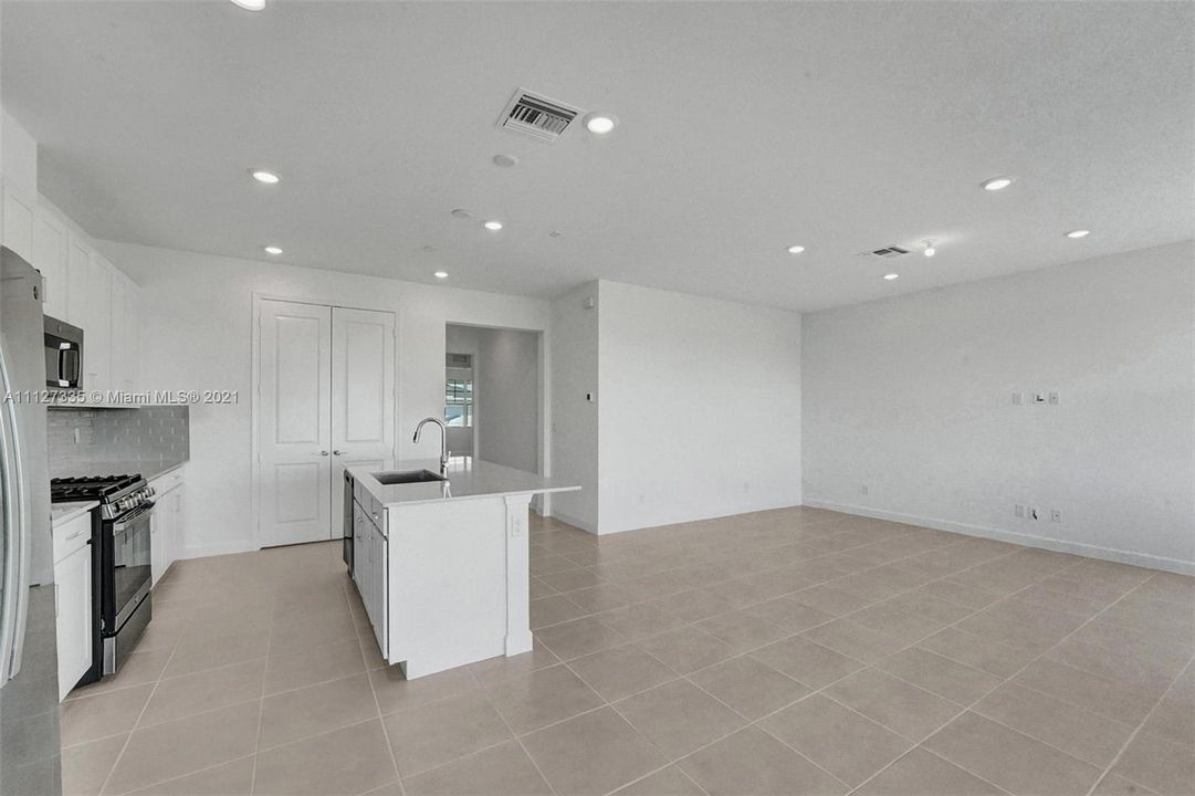 Recently Sold: $500,000 (3 beds, 2 baths, 1611 Square Feet)