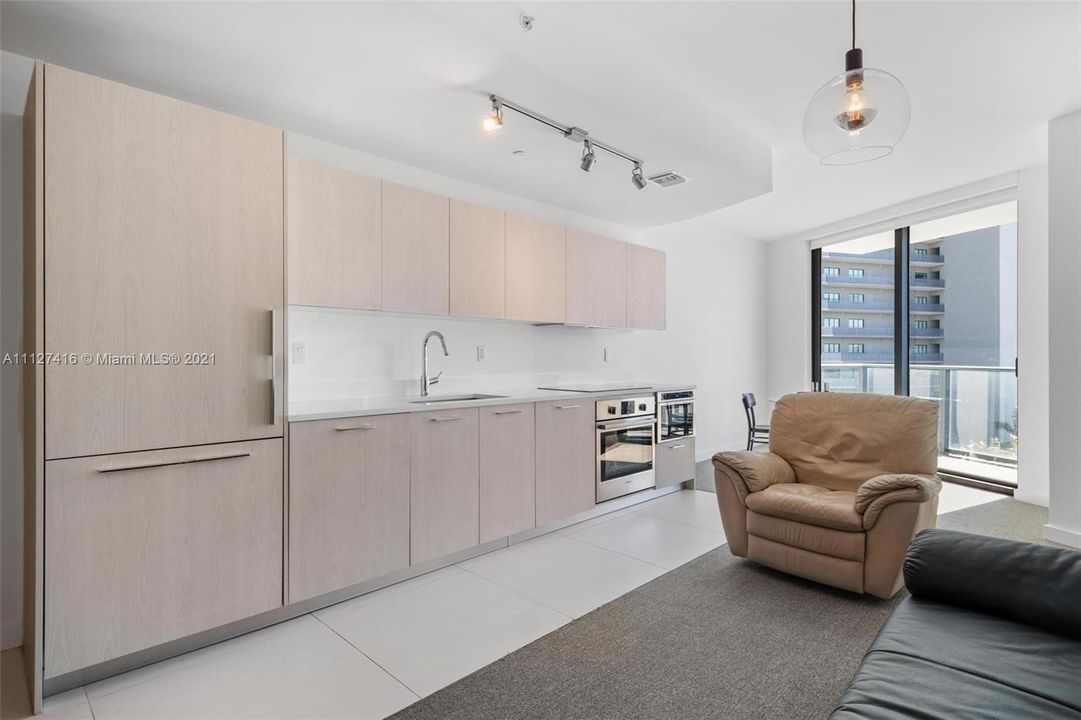 Recently Sold: $425,000 (1 beds, 1 baths, 746 Square Feet)