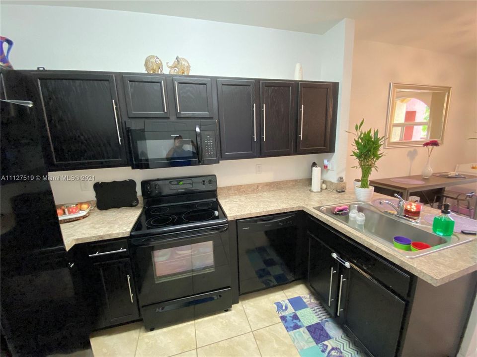 最近售出: $245,000 (2 贝兹, 2 浴室, 1104 平方英尺)