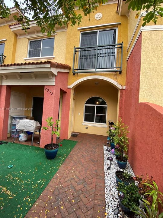 最近售出: $245,000 (2 贝兹, 2 浴室, 1104 平方英尺)