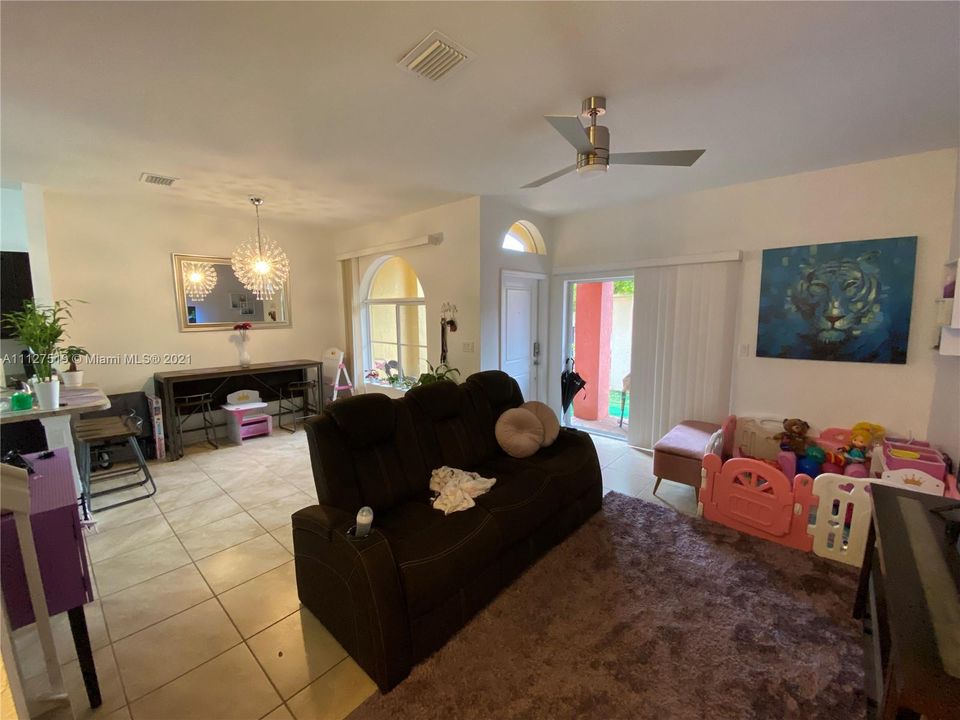 最近售出: $245,000 (2 贝兹, 2 浴室, 1104 平方英尺)