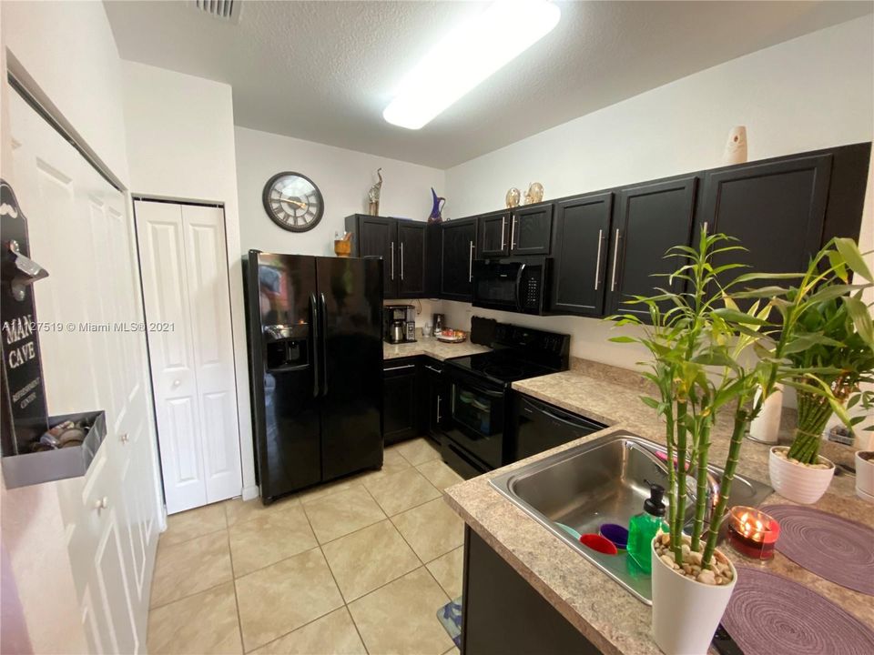 最近售出: $245,000 (2 贝兹, 2 浴室, 1104 平方英尺)