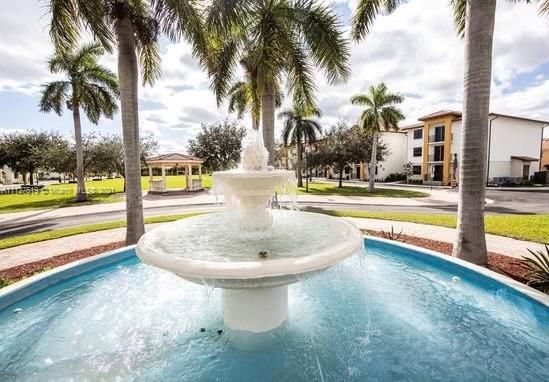 最近售出: $245,000 (2 贝兹, 2 浴室, 1104 平方英尺)