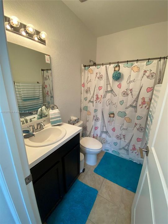 最近售出: $245,000 (2 贝兹, 2 浴室, 1104 平方英尺)