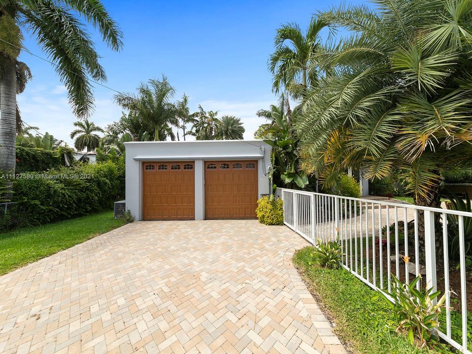 Recently Sold: $1,200,000 (4 beds, 3 baths, 2528 Square Feet)