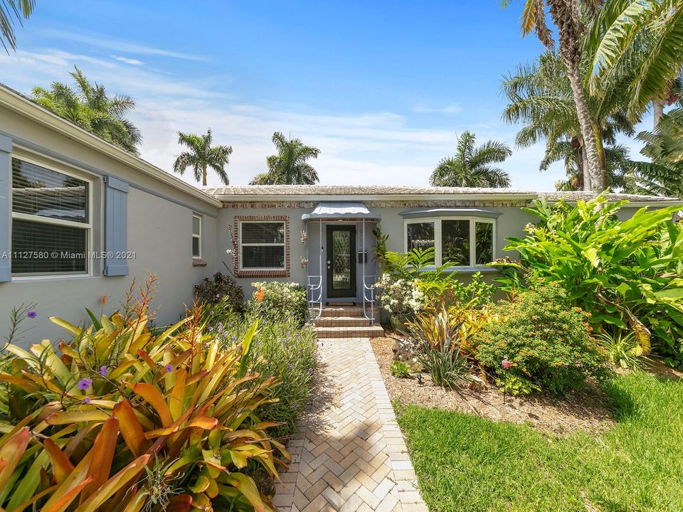 Recently Sold: $1,200,000 (4 beds, 3 baths, 2528 Square Feet)