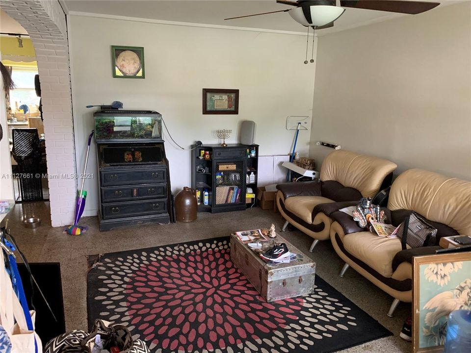 Recently Sold: $350,000 (2 beds, 1 baths, 1215 Square Feet)