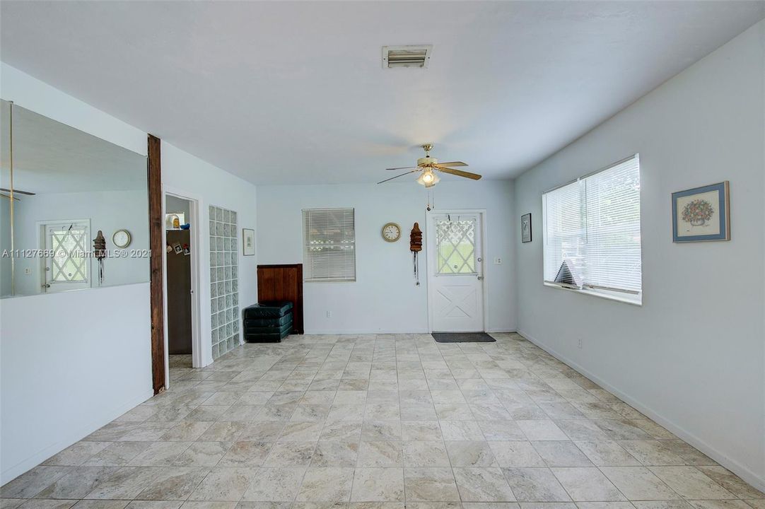 Recently Sold: $350,000 (4 beds, 2 baths, 1164 Square Feet)