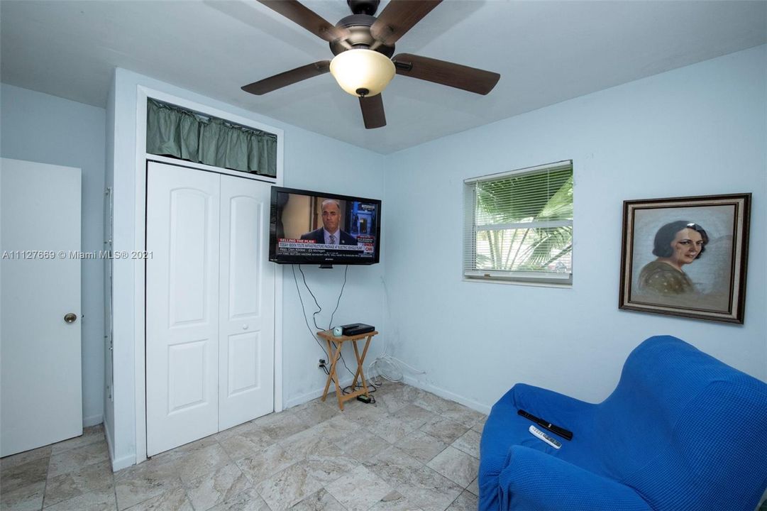 Recently Sold: $350,000 (4 beds, 2 baths, 1164 Square Feet)