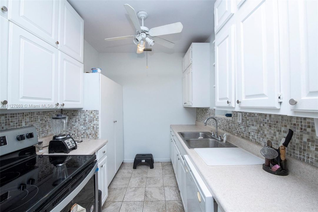 Recently Sold: $350,000 (4 beds, 2 baths, 1164 Square Feet)