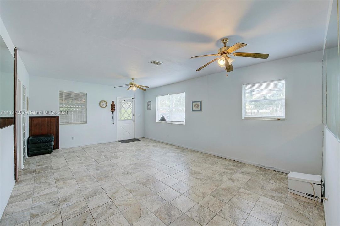 Recently Sold: $350,000 (4 beds, 2 baths, 1164 Square Feet)