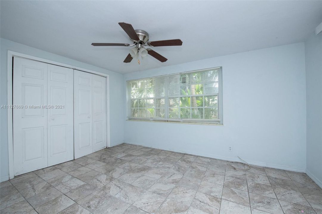Recently Sold: $350,000 (4 beds, 2 baths, 1164 Square Feet)