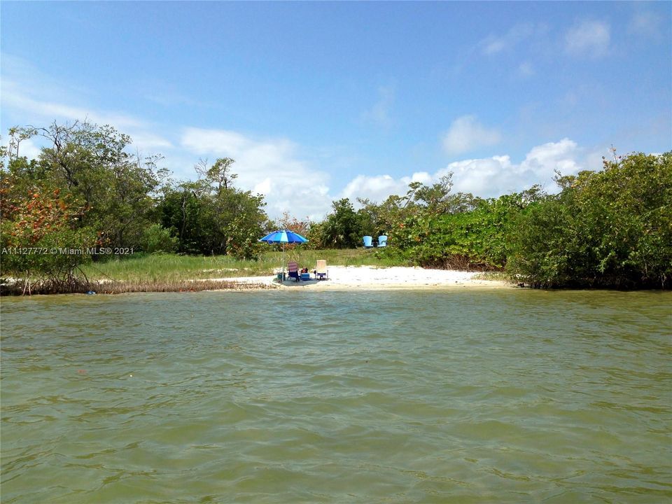 White Sandy beach surround most of the island.  Perfect for paddle board and kayaking.