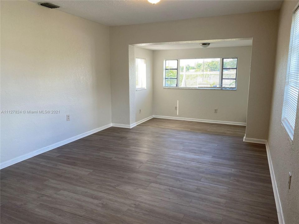 Recently Rented: $2,600 (3 beds, 2 baths, 1359 Square Feet)